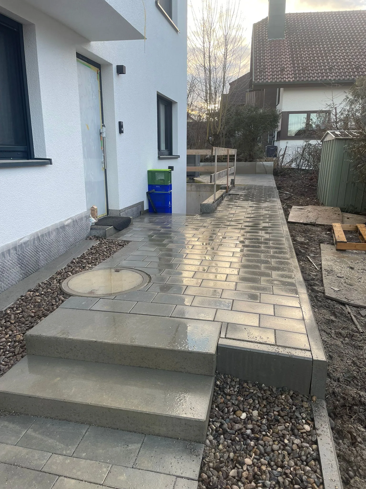 Neuer Hauseingang mit Betonplatten, Stufen und Kiesstreifen